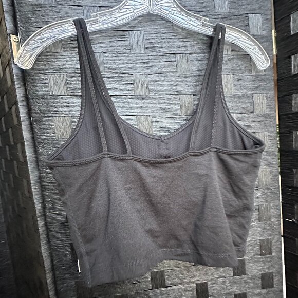 Vuori Wm's Halo Performance Crop Tank - Medium, Black - Picture 2 of 5